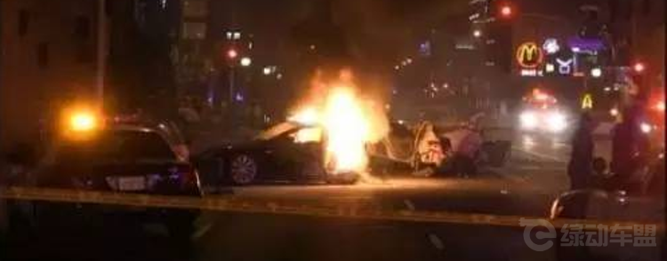 一言不合就起火 这样的特斯拉你敢开吗? 一言不合就起火 这样的特斯拉你敢开吗?