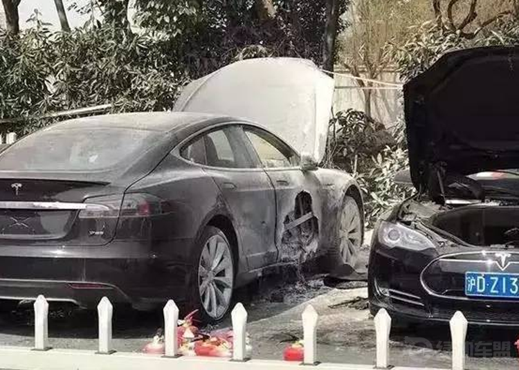 一言不合就起火 这样的特斯拉你敢开吗? 一言不合就起火 这样的特斯拉你敢开吗?