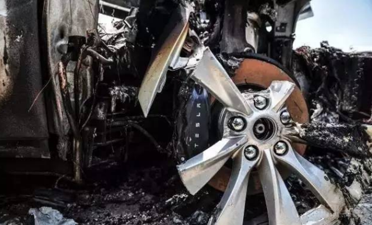 一言不合就起火 这样的特斯拉你敢开吗? 一言不合就起火 这样的特斯拉你敢开吗?