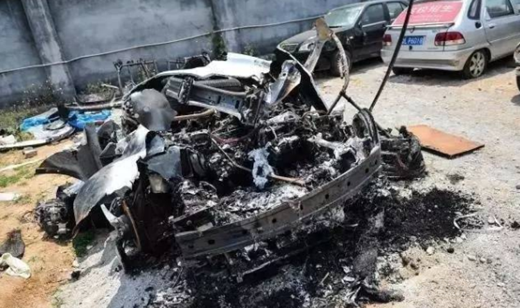 一言不合就起火 这样的特斯拉你敢开吗? 一言不合就起火 这样的特斯拉你敢开吗?