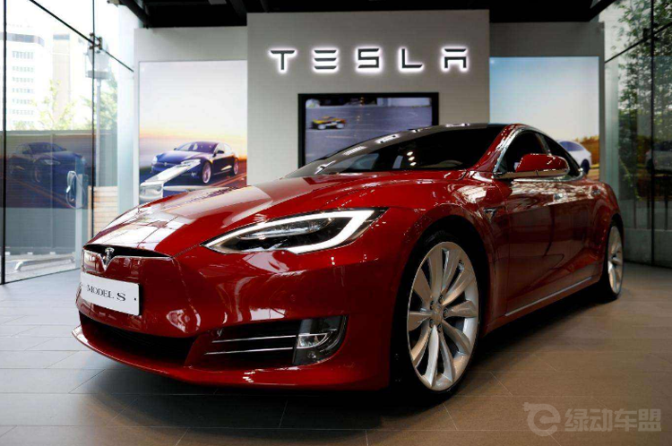 一言不合就起火 这样的特斯拉你敢开吗? 一言不合就起火 这样的特斯拉你敢开吗?