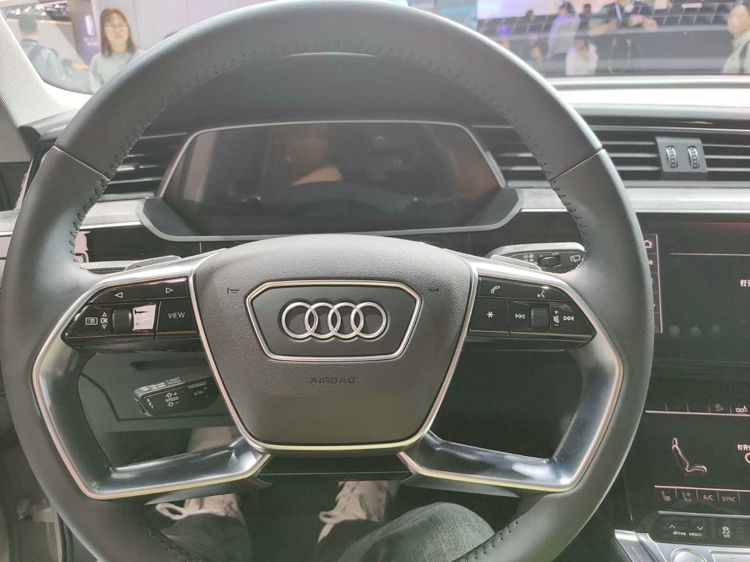 ݳչµe-tron࣬400km