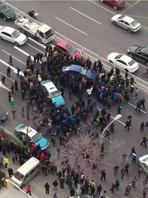 青岛专车围攻.jpg
