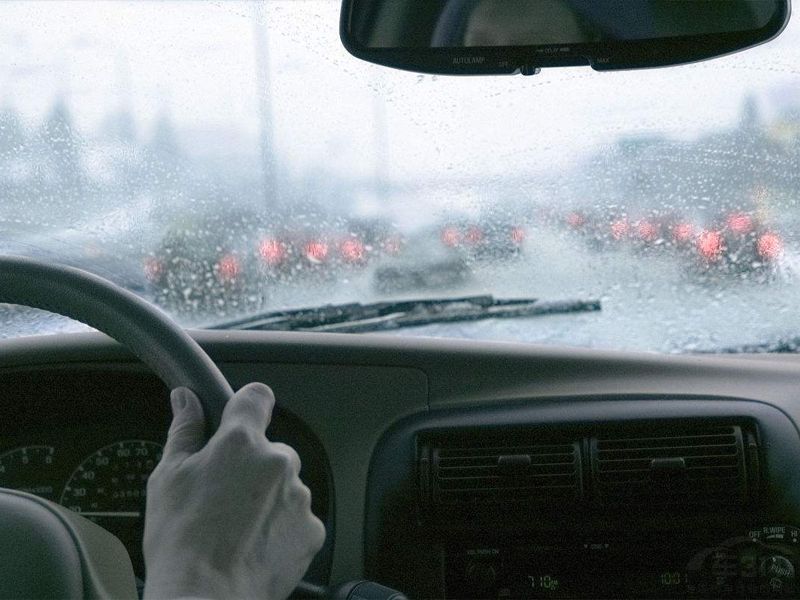雨天行车.jpg