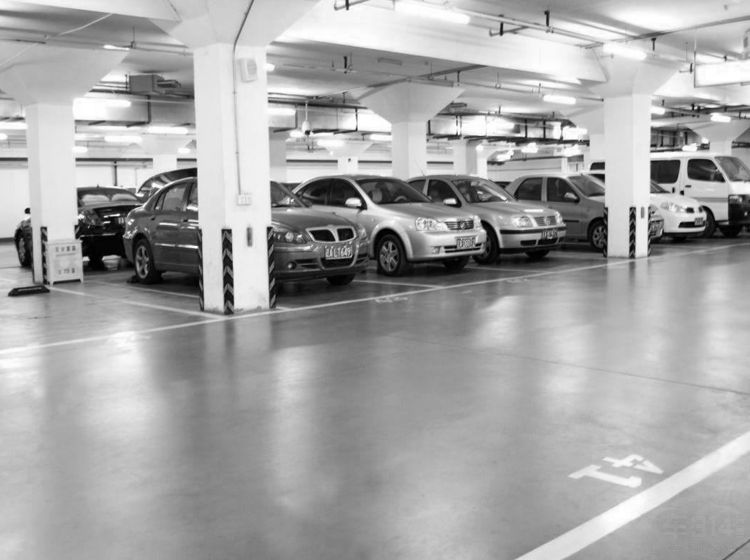 地下停车场.jpg