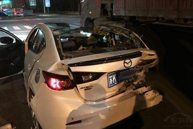 一场“小事故”沃尔沃车身断两截 安全受拷问