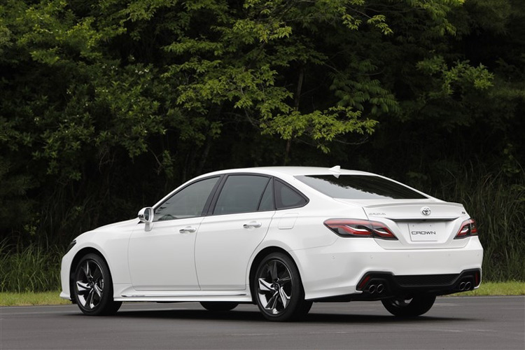 皇冠接替锐志?双边共四出排气加RS标识