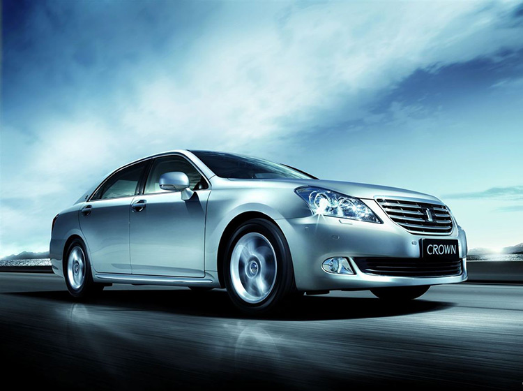 皇冠接替锐志?双边共四出排气加RS标识