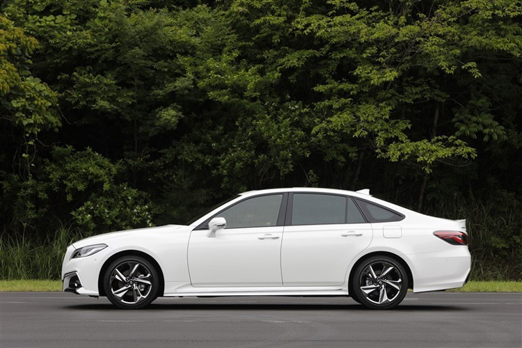 皇冠接替锐志?双边共四出排气加RS标识