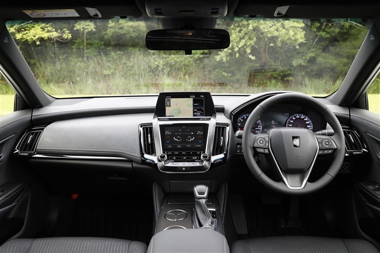 皇冠接替锐志?双边共四出排气加RS标识