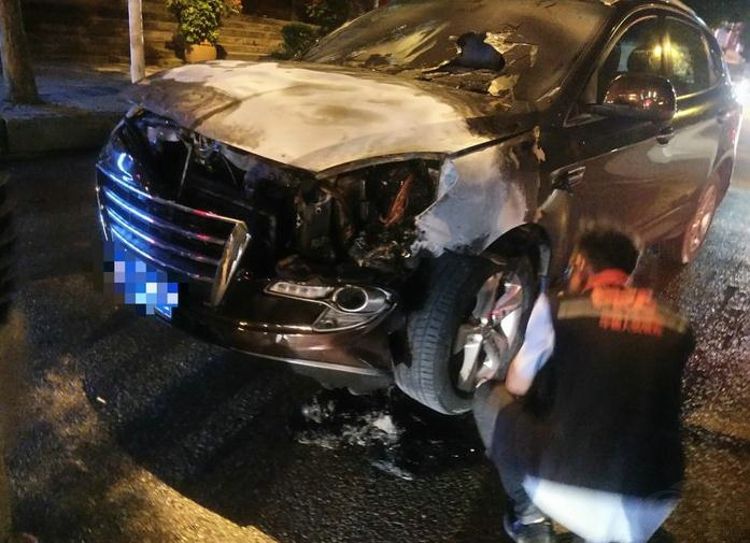 ���ֳ��̶����µ�SUV 7������������̨