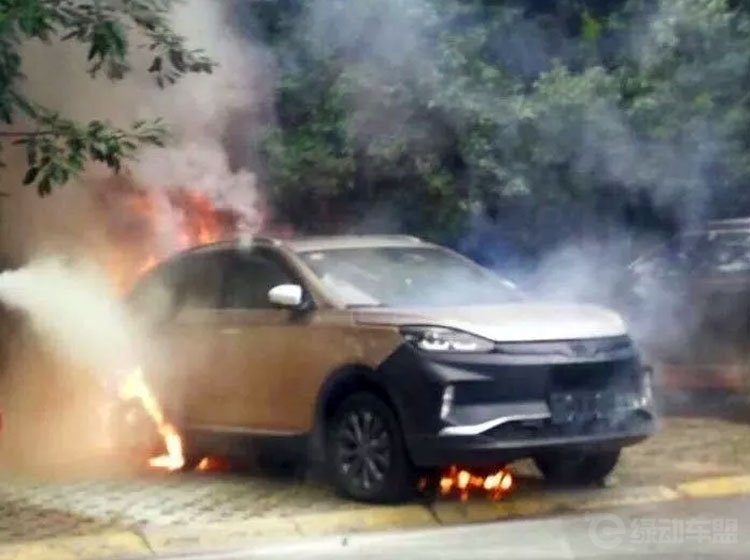 1535353456331086.jpg 威马纯电动车在厂区自燃 背后是信任危机