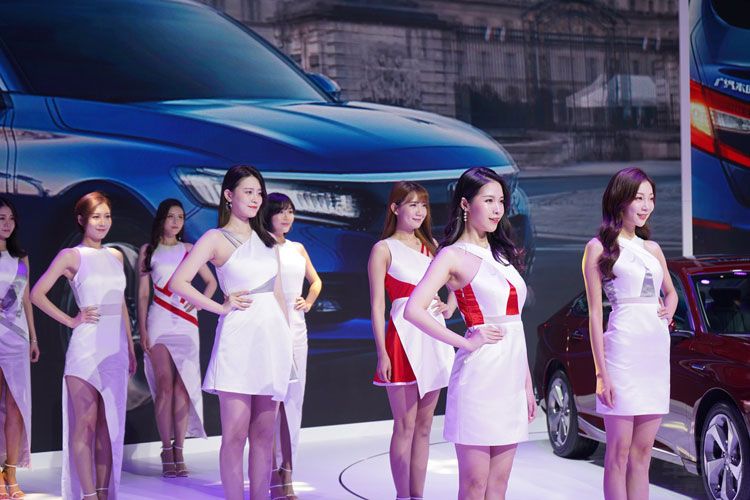 2018�ɶ���չ��Ư����ģŮ��