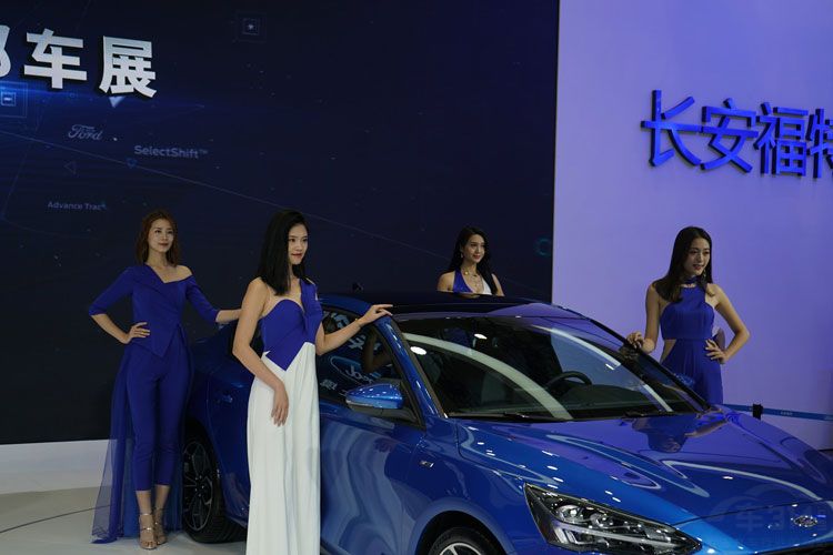 2018�ɶ���չ��Ư����ģŮ��