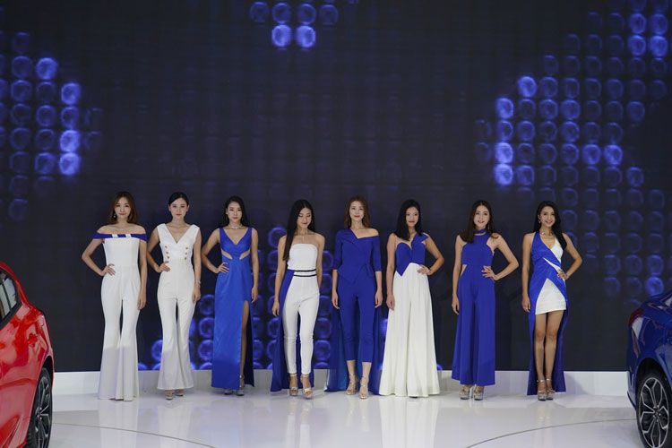 2018�ɶ���չ��Ư����ģŮ��