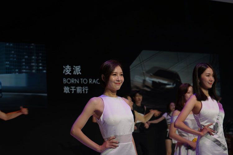 2018�ɶ���չ��Ư����ģŮ��