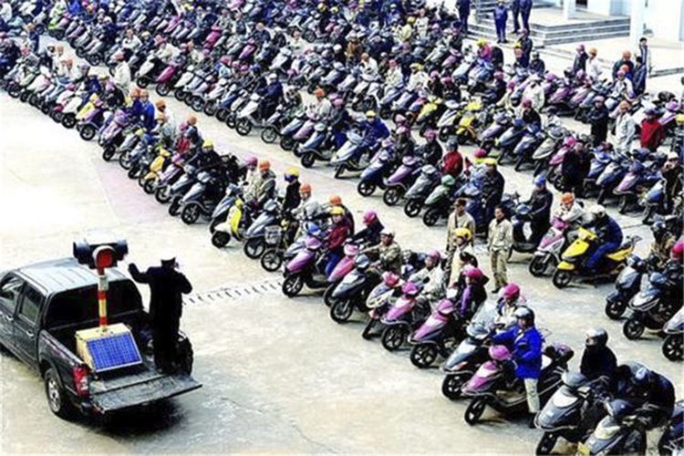 �ĸ￪��40���� ���ǽ�ͨ���ߵ��ݱ�����