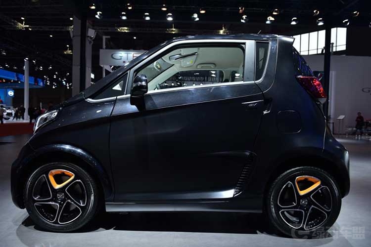 打造A00级纯电动标杆 众泰E330亮相车展 打造A00级纯电动标杆 众泰E330亮相车展