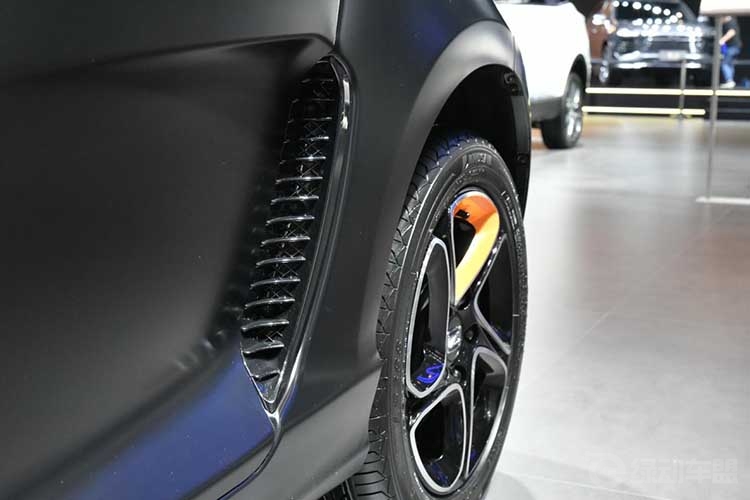 打造A00级纯电动标杆 众泰E330亮相车展 打造A00级纯电动标杆 众泰E330亮相车展