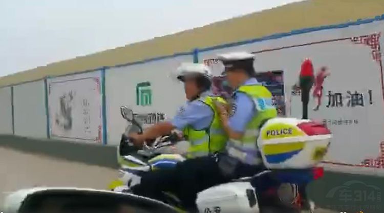 小车车主指证辅警骑乘摩托车未戴安全头盔 小车车主指证辅警骑乘摩托车未戴安全头盔