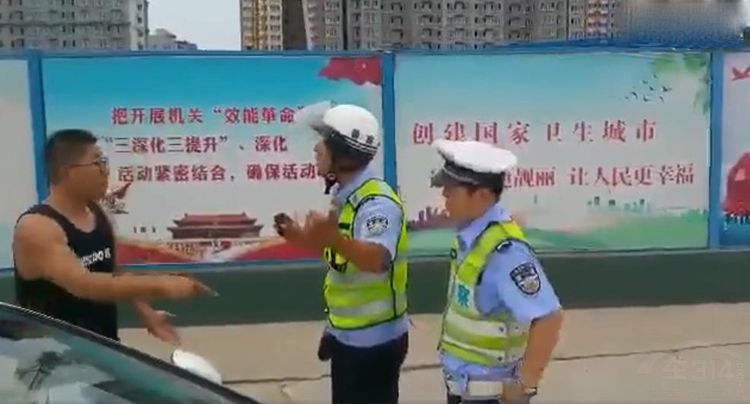 小车车主指证辅警骑乘摩托车未戴安全头盔 小车车主指证辅警骑乘摩托车未戴安全头盔