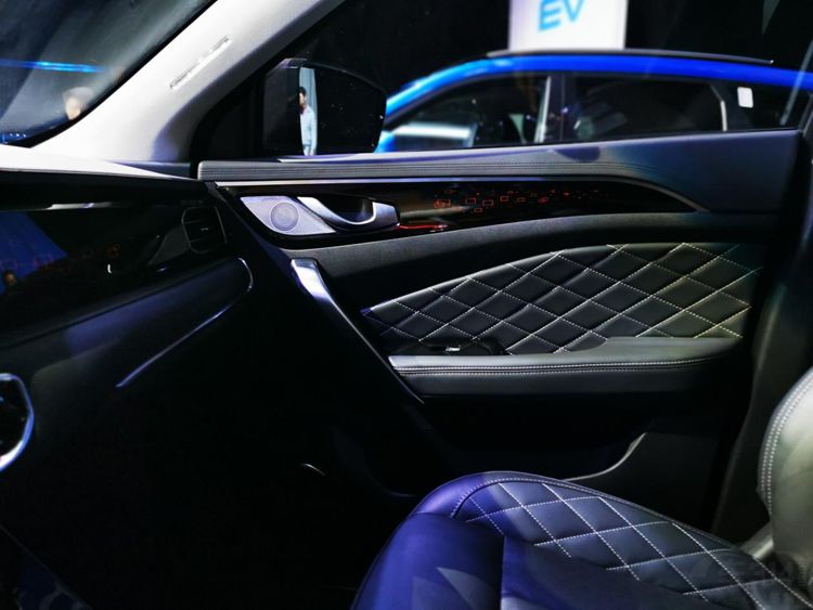 ��;X95���� SUV�г��ֽ�����һƥ�º���