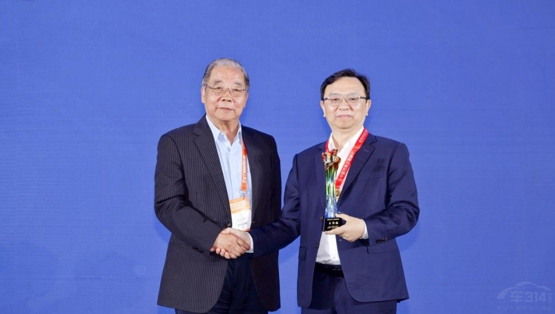 王传福荣获2026中国汽车工业最高荣誉“饶斌奖” 王传福荣获2026中国汽车工业最高荣誉“饶斌奖”